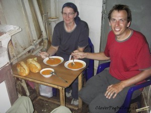 Sibil und Bruno in der Schiffskueche